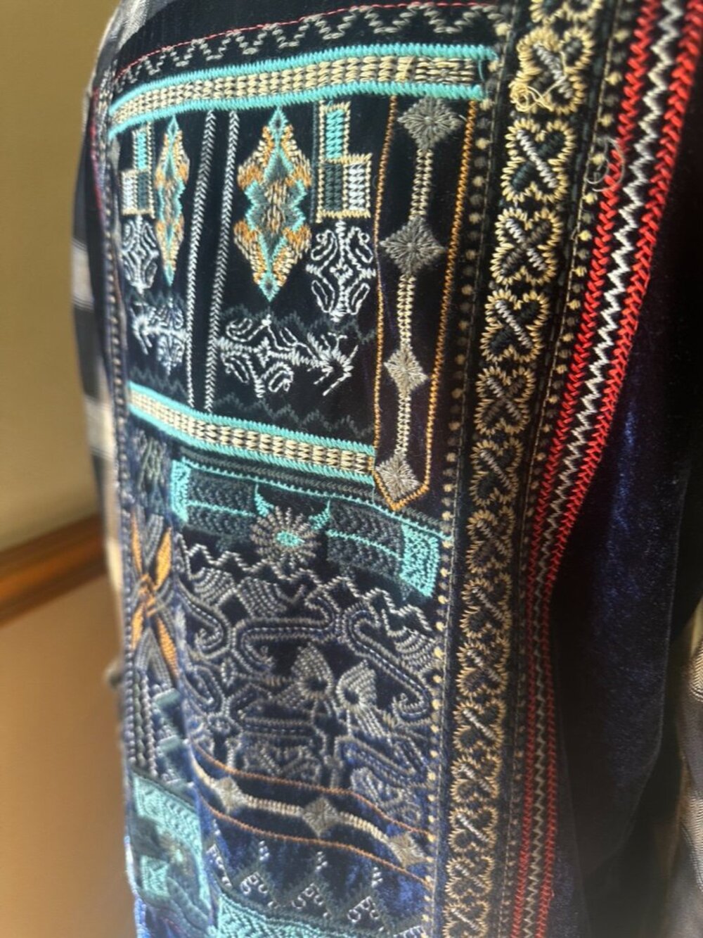 Paparazzi Button Down Blouse, Velvet Back with Embroidery, Like New, Women's L - Picture 13 of 15
